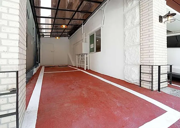 Shinchon Brown Dot Shinchon Branch 2*